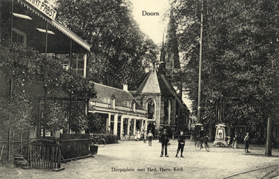 9111 Gezicht op het Dorpsplein te Doorn uit het oosten, met links de veranda van het hotel Pabst en op de achtergrond ...